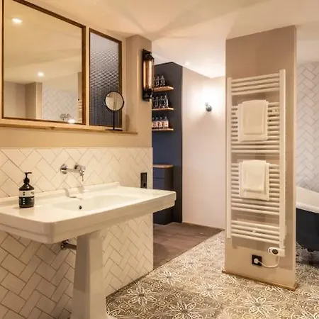 Hotel Papa Rhein - & *